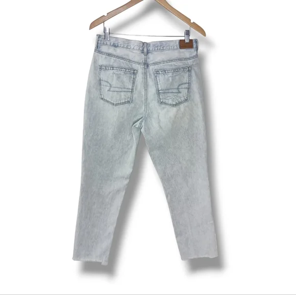 American Eagle High Rise Mom Jeans in Light Blue Wash Size 8 - Picture 3 of 8